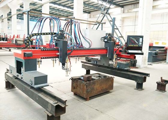 Tipo plasma do pórtico do CNC e máquina de corte automáticos da chama com as multi tochas da tira